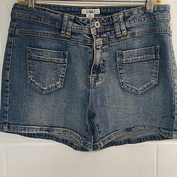 CATO DISTRESSED DENIM 4 POCKET 3" STRETCH MIDRISE JEAN SHORTS - Picture 1 of 5